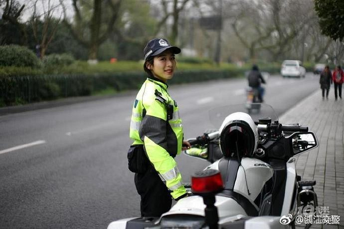 杭州一执勤女骑警神似贾静雯，美丽与力量并存_执行落实