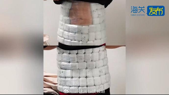 男子巧妙藏耳机，腹肌之中现玄机——一场独特的入境之旅_全面解释落实