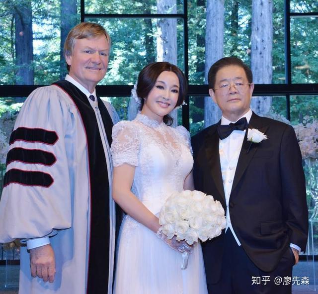 前男友堵门引发风波，刘晓庆保镖果断出手_解答解释落实