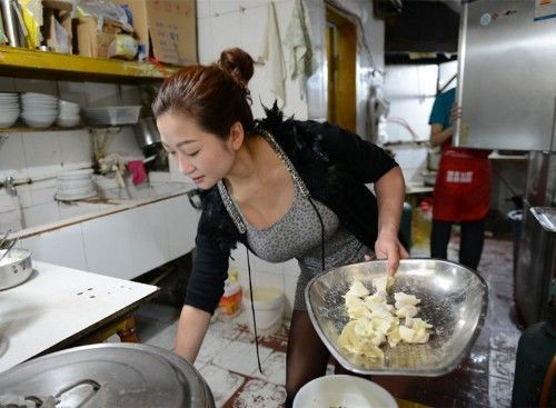 女生在校外就餐发现碗内都是垢，食品安全问题亟待关注与解决_反馈目标和标准