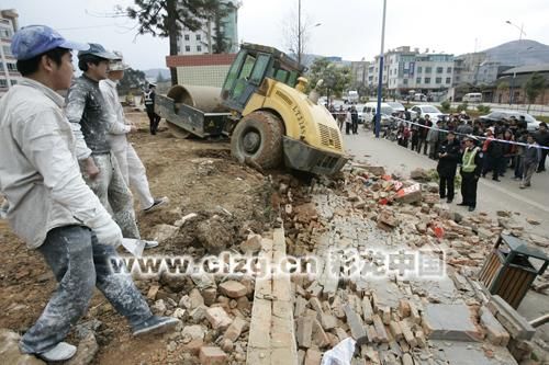 挖掘机撞倒围墙致死事件深度解析_贯彻落实