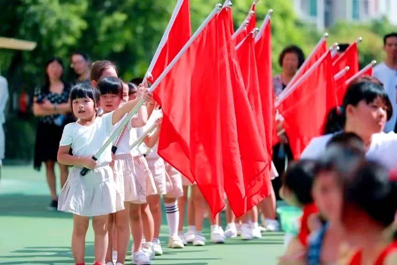 时光倒流，新婚夫妻重温幼儿园时光，昔日同窗，今日同框_最佳精选解释落实