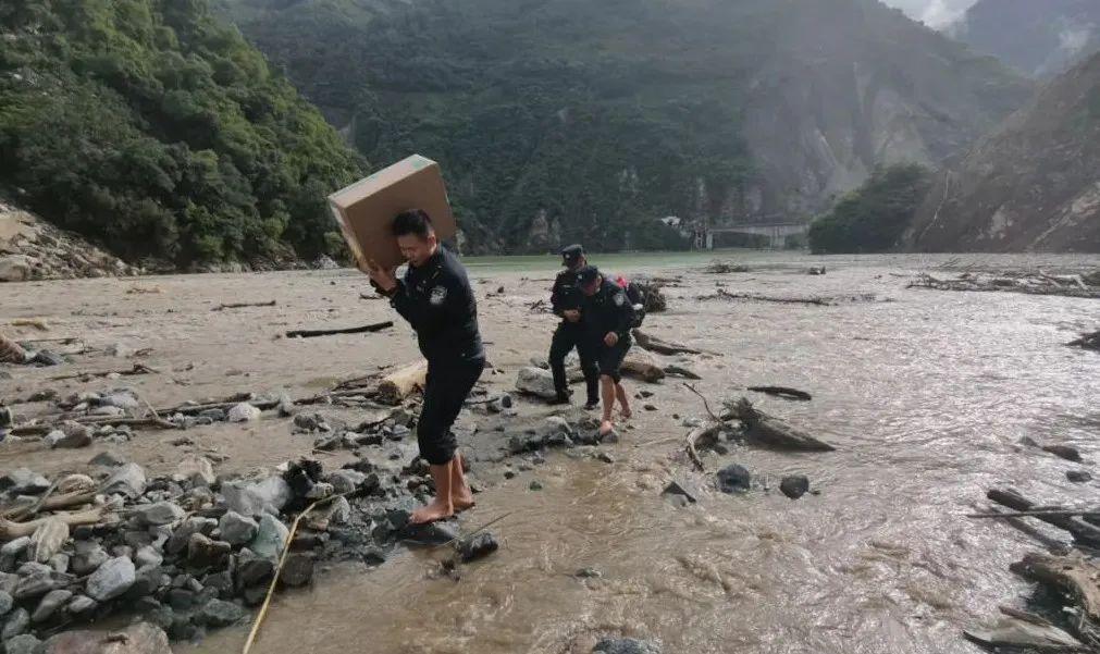 震区辅警挖到儿女生前衣物跪地痛哭，灾难中的无尽悲痛与人性光辉_最佳精选解释落实