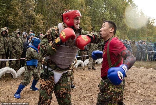 英勇无畏！俄士兵肉搏战击败乌士兵荣膺英雄称号_科普问答