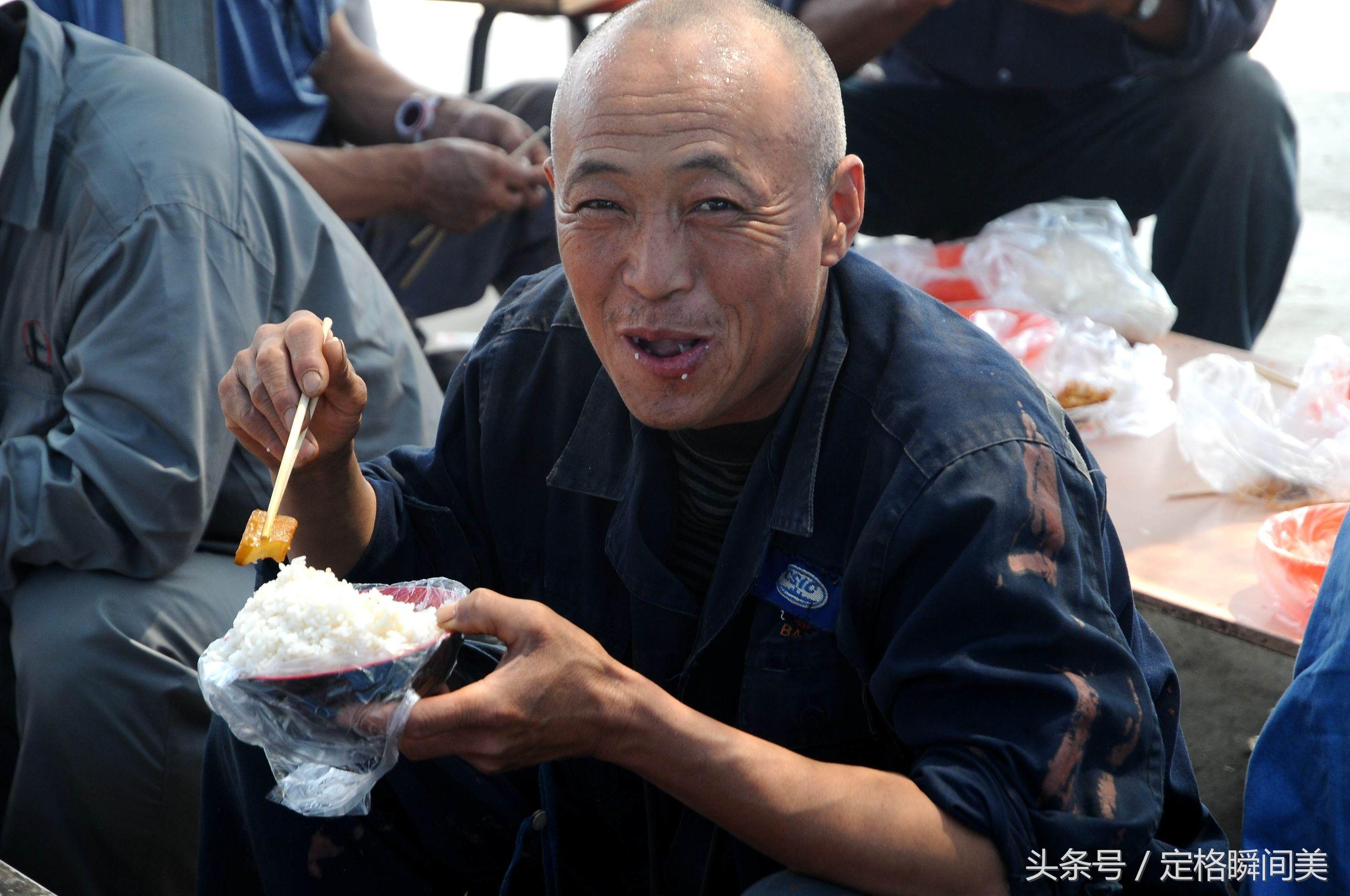 一、标题，工人遭打翻油漆糊眼，引发社会关注_科普问答