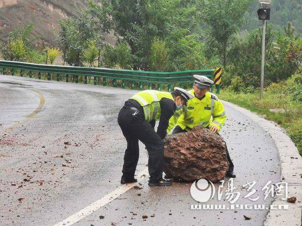 老人以传统解石技艺清除挡路巨石_反馈评审和审查