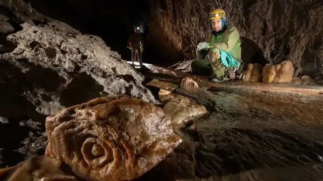 湖北一博主洞穴探险意外发现一具遗体，探险背后的警示与思考_详细说明和解释