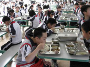 学校食堂员工脚踩食材监控曝光事件深度剖析_执行落实