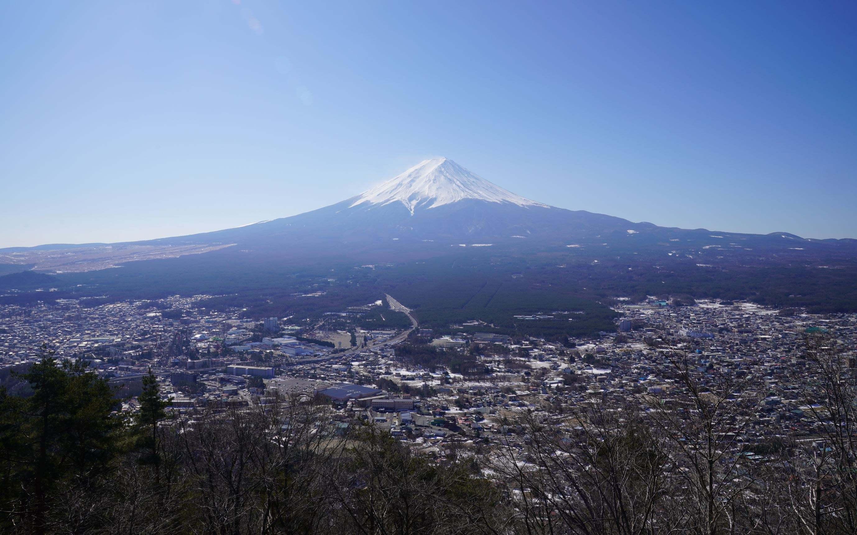 日本樱岛火山喷发，灰柱直冲云霄，高达两千米_落实执行