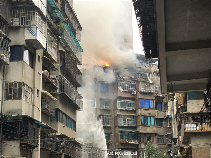 深圳一住宅楼突发火灾，现场黑烟冲天——城市安全需警醒_反馈执行和落实力