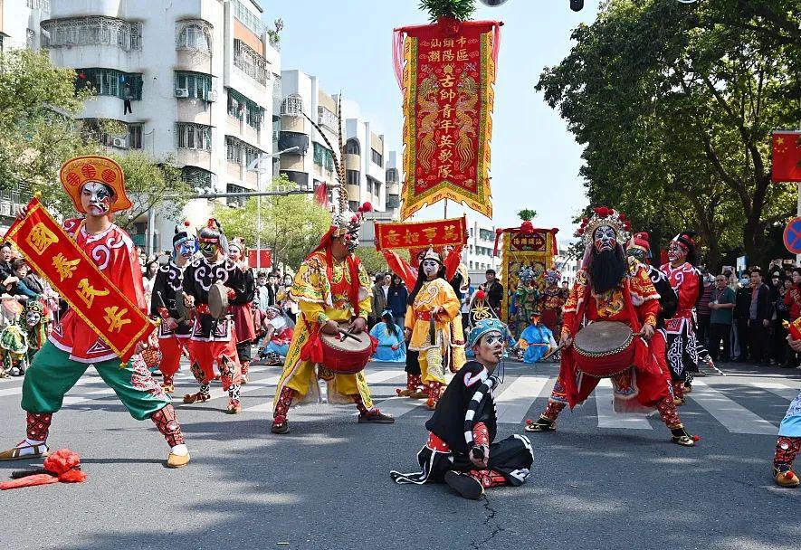 潮汕英歌舞春节巡游演路训现场，传统与现代的交融盛宴_精准解释落实