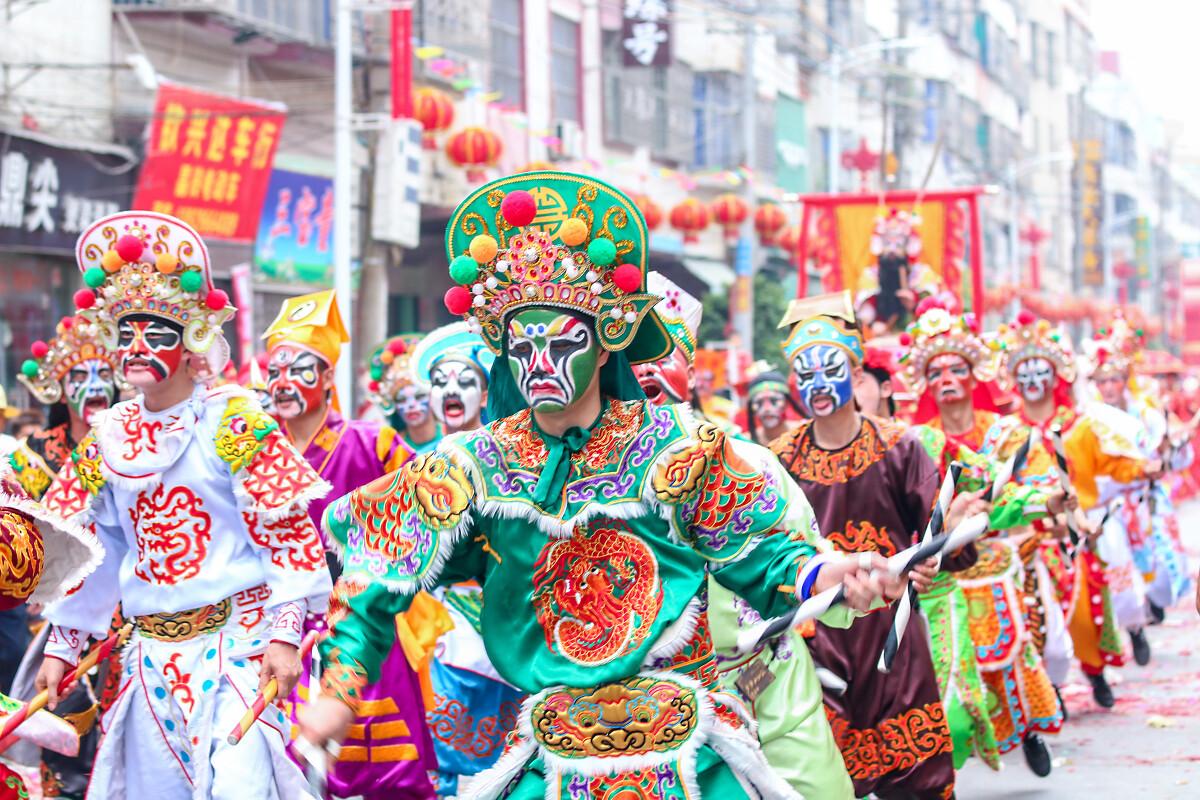 潮汕英歌舞春节巡游演路训现场，传统与现代的交融盛景_精选解释落实