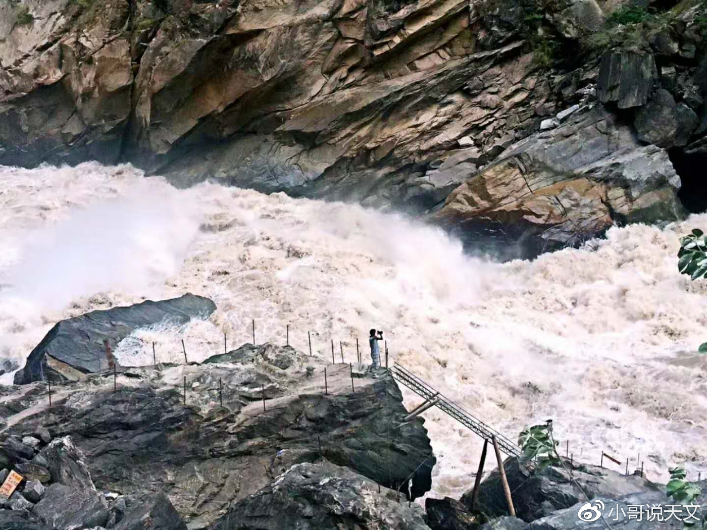 虎跳峡回应摄影师在悬崖石缝中拍照，自然与艺术的极致交融_解释定义