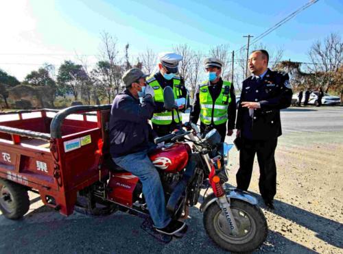 陕西交警带道护航秦岭山间滞留车辆，守护生命线的暖心行动_反馈执行和跟进