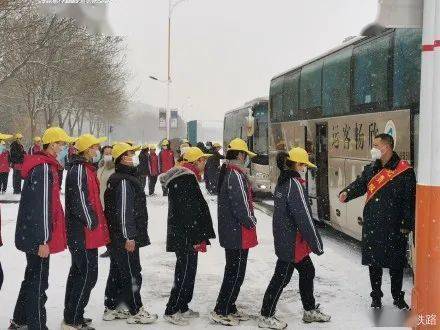 降雪阻路，女子坚韧等待，回家的路虽曲折，心却坚定_动态词语解释落实