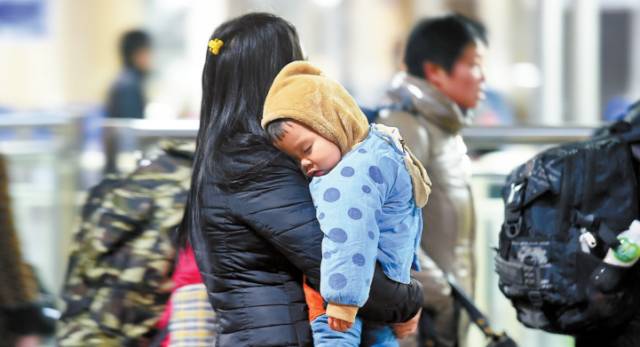 女子携宝宝回家过年，家人凌晨翘首期盼_精选解释落实