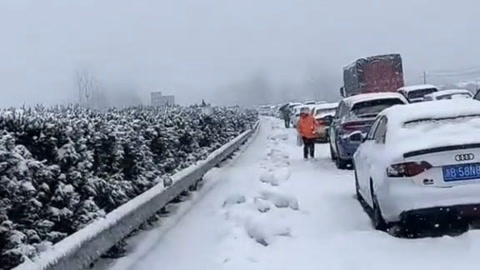 春运高峰遇暴雪 有人被堵高速