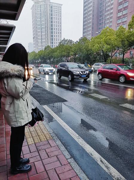 女子自驾返乡遇暴雪开直播问路，勇气与智慧的交织之旅_方案实施和反馈