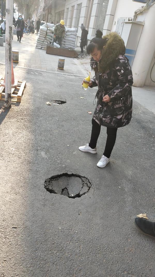 雨天狗被困黑洞，男孩忍臭救出四只_落实到位解释