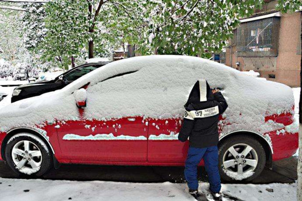 自驾返乡遇暴雪，电车不敢开空调——寒夜中的艰难行程_动态词语解释落实