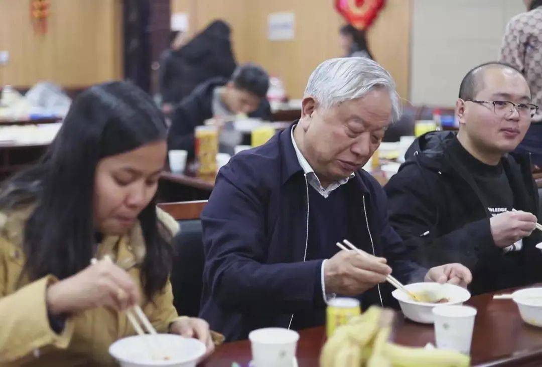 武汉一社区书记登上春晚舞台，星光下的基层英雄_反馈执行和落实力