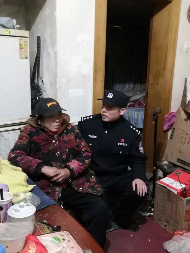 暖心瞬间，59岁老民警除夕夜看望90岁独居教授_反馈调整和优化