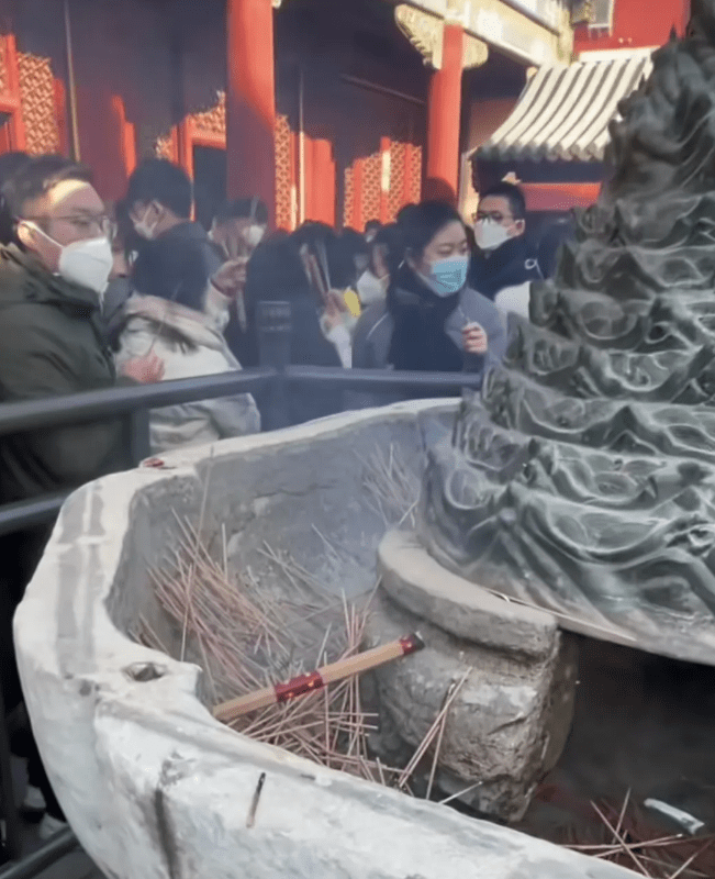 雍和宫现“抢头香”大场面