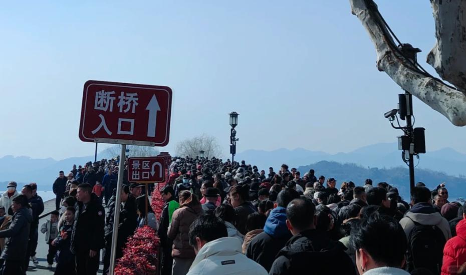 多地景区紧急提醒，售罄、约满、限流——旅游高峰应对策略探讨_反馈调整和优化