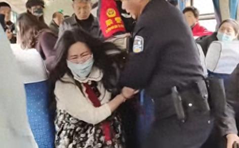 占座母子引发纷争，被警方依法带走_反馈内容和总结