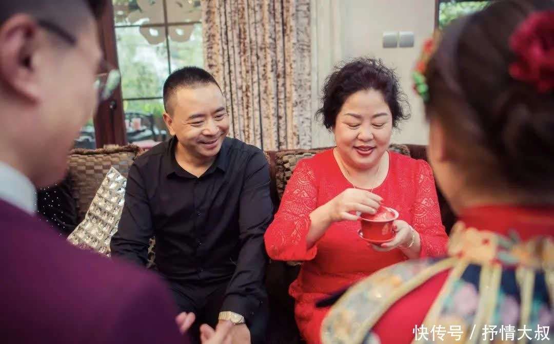 小伙到女友家过年，意外撞脸丈母娘_效率解答解释落实