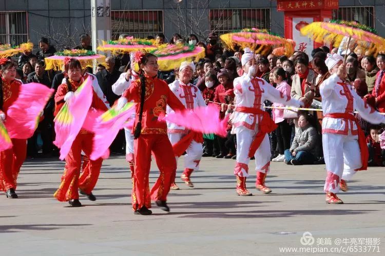 榆林佳县秧歌队女指挥火出圈，传统艺术的魅力与现代热点的碰撞_解答解释