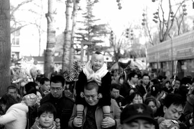 春节最大销金窟挤满中年男人，一场文化与经济的交融盛会_知识解答