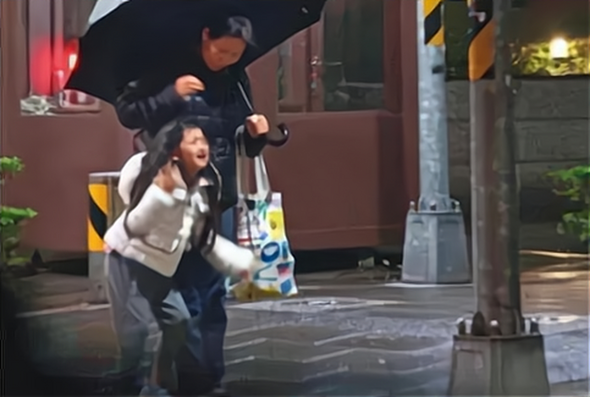 汪小菲抵台后淋雨，一场风雨中的情感纠葛与人生百态_全面解释落实