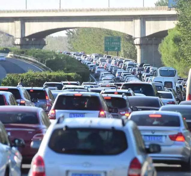 航拍视角下的多地返程堵车大军_反馈执行和跟进