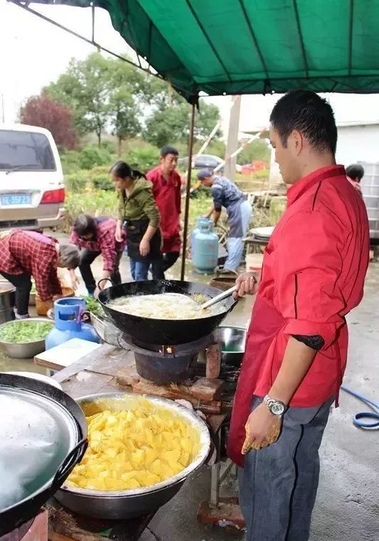 返工人高铁流水席现象，一种社会现象的深度解读_明确落实