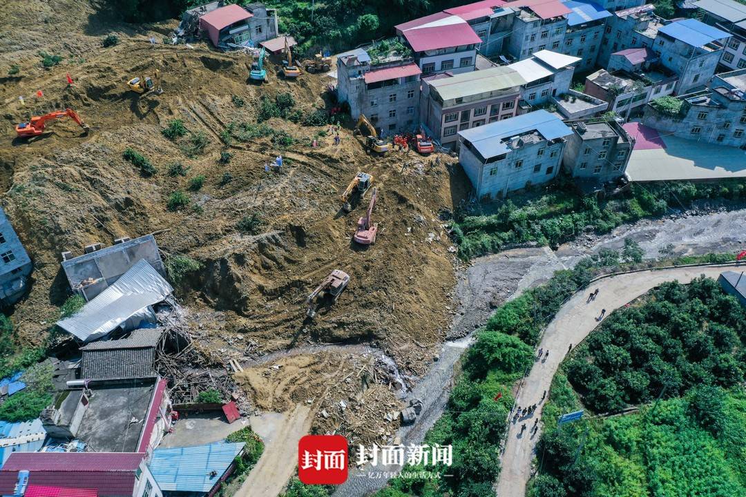 航拍四川筠连山体滑坡现场，灾难无情，人间有爱_具体执行和落实