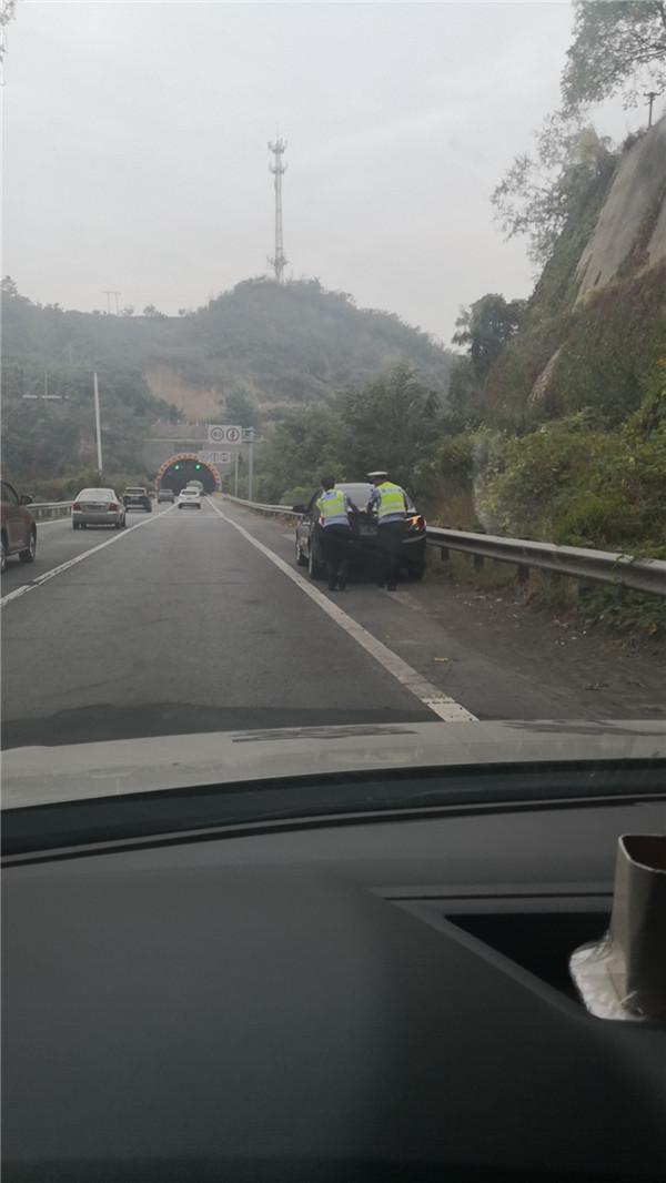 女乘客推车损坏油泄，民警暖心出手援助_知识解释