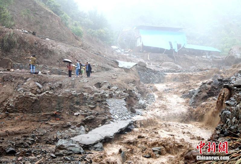 四川山体滑坡已致1人遇难28人失联