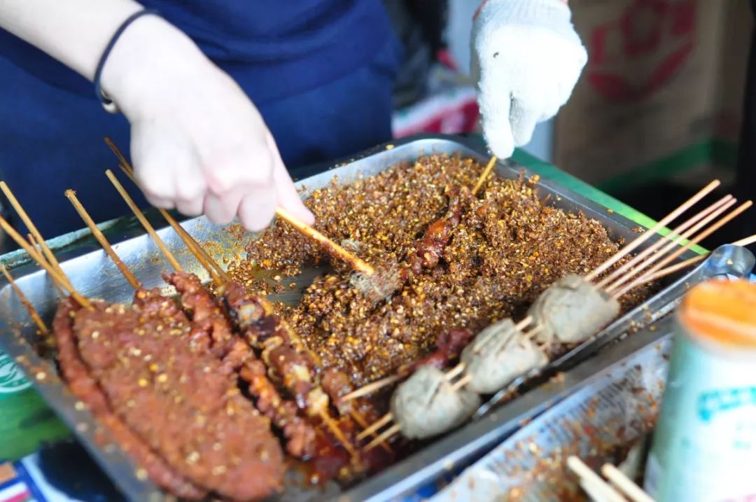 女子结婚现场卖炸串，美食与爱交织的幸福瞬间_全面解释落实