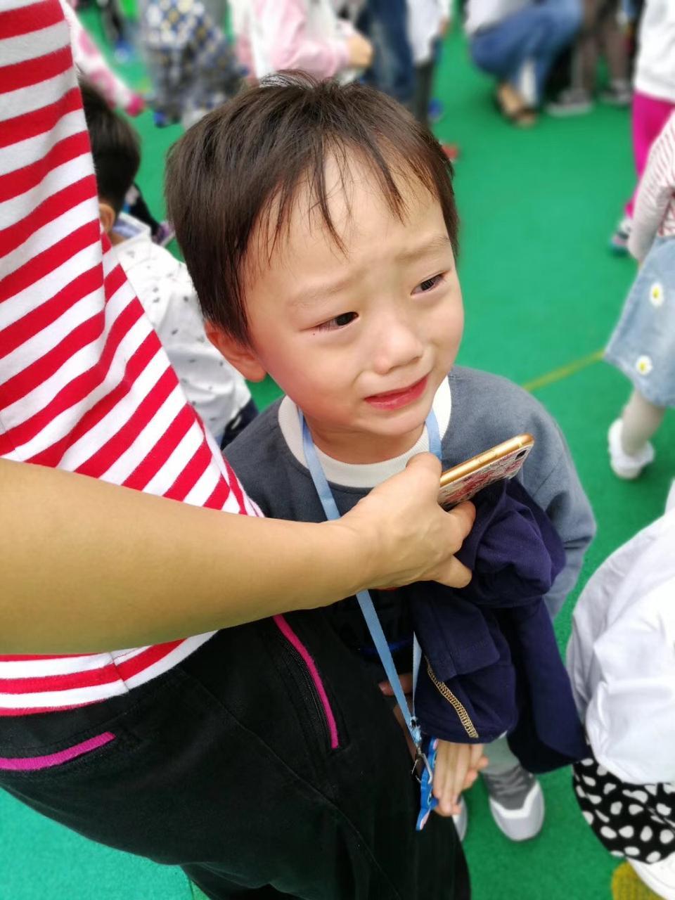 幼儿园开学第一天场面已失控