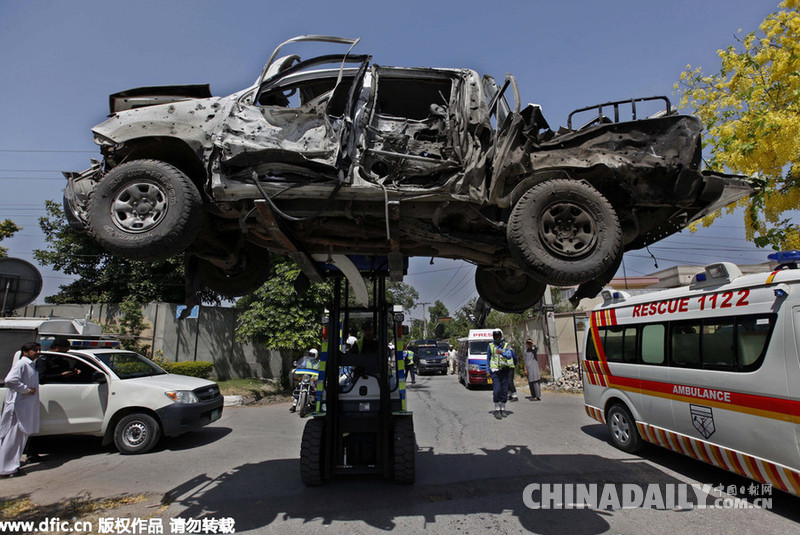 巴基斯坦车辆遭路边炸弹袭击致十死，悲剧背后的反思与启示_反馈内容和总结