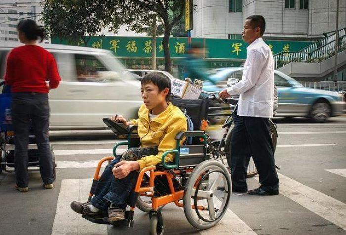 震撼！残疾大爷怒斥假乞丐，正义之声不容沉默！_知识解答