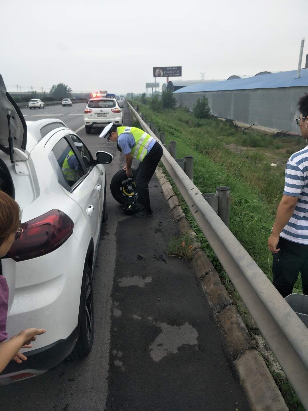 女子高速停车打孩子引发社会热议，当事人回应背后真相究竟如何？_精准解答落实