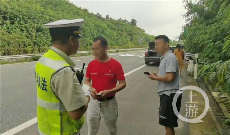 妈妈在高速路边停车下车打孩子，情绪失控背后的教育困境_词语解释落实