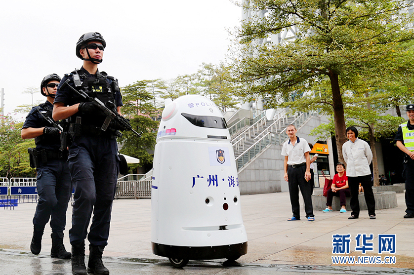 重磅热点深圳街头新景象，机器人警察上岗执勤，未来城市安全新篇章揭晓！_解答解释