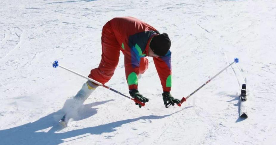 男子滑雪摔伤进医院惊现滑雪人群！背后的故事引人深思_逐步落实和执行