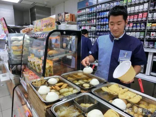 愤怒与反思，店员在熟食区的不雅行为，711的回应能否平息风波？_解释定义