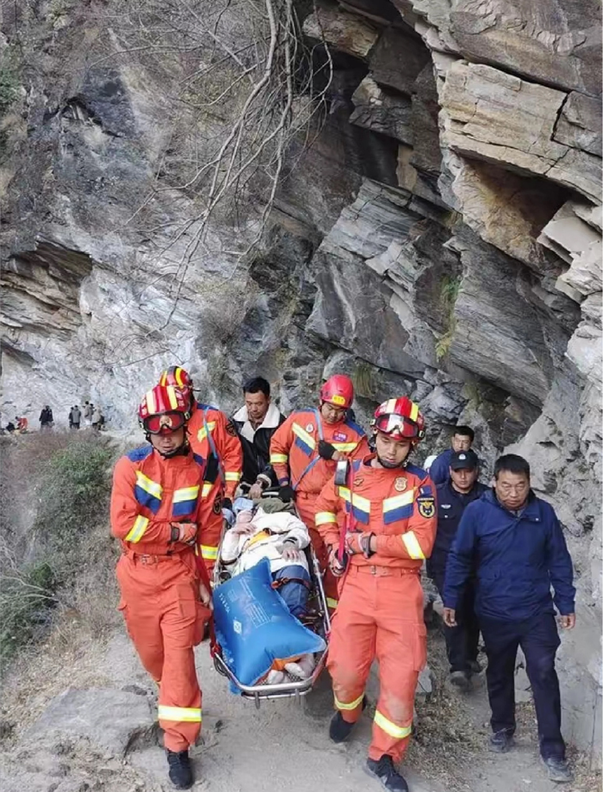 女孩逃票进景区惨坠亡，景区竟无责任？深度解读事件真相_词语解释落实