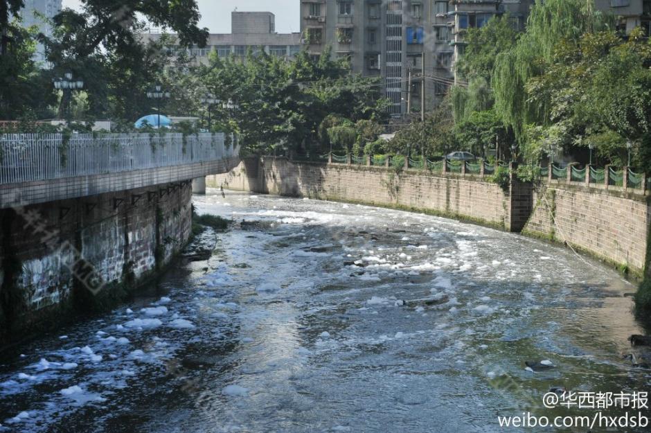 网曝成都河道护栏惊现泡沫填充，真相究竟如何？_全面解答落实