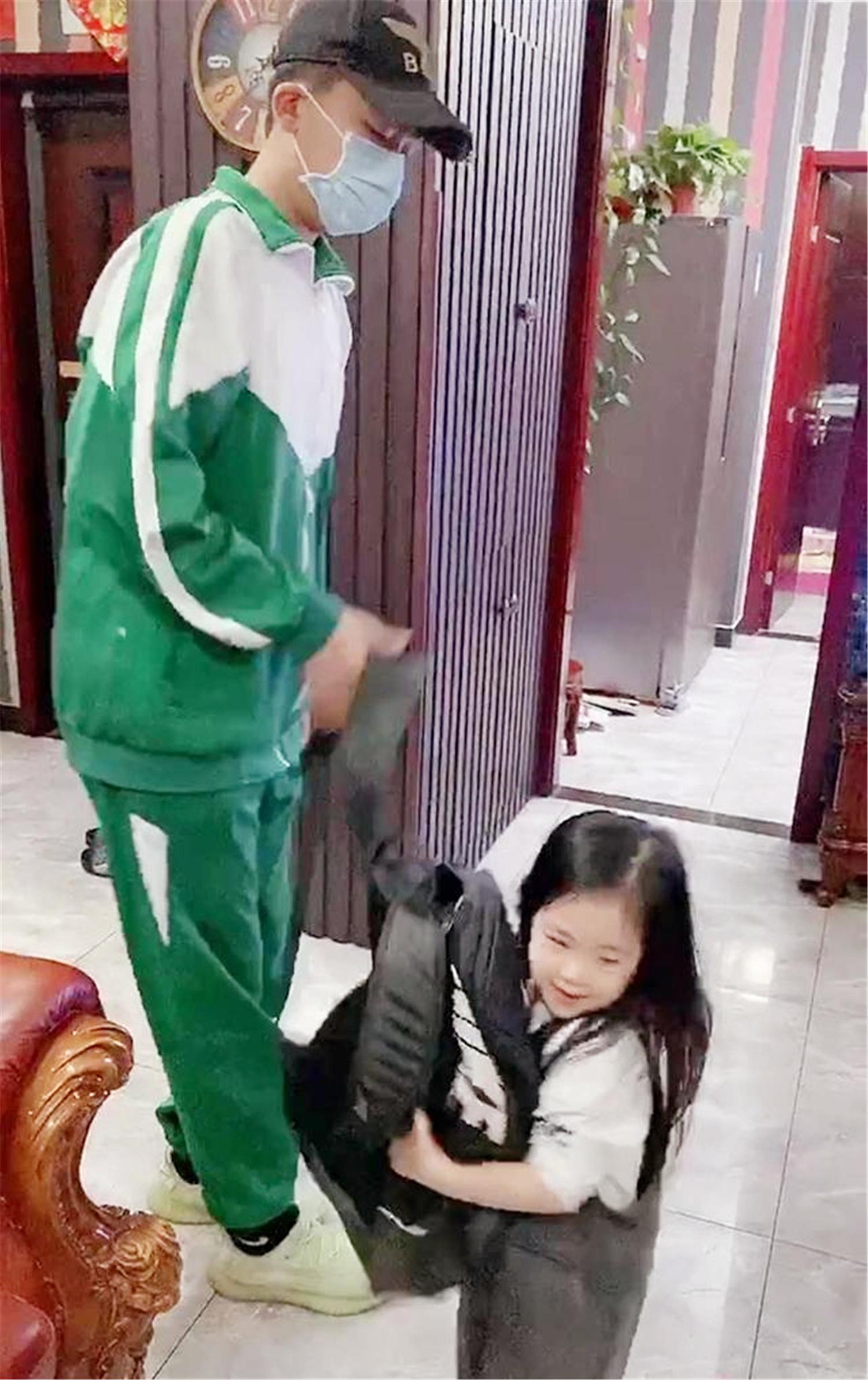 宝宝逛商场发现妈妈秒变脸，背后的情感与成长洞察_权威解释